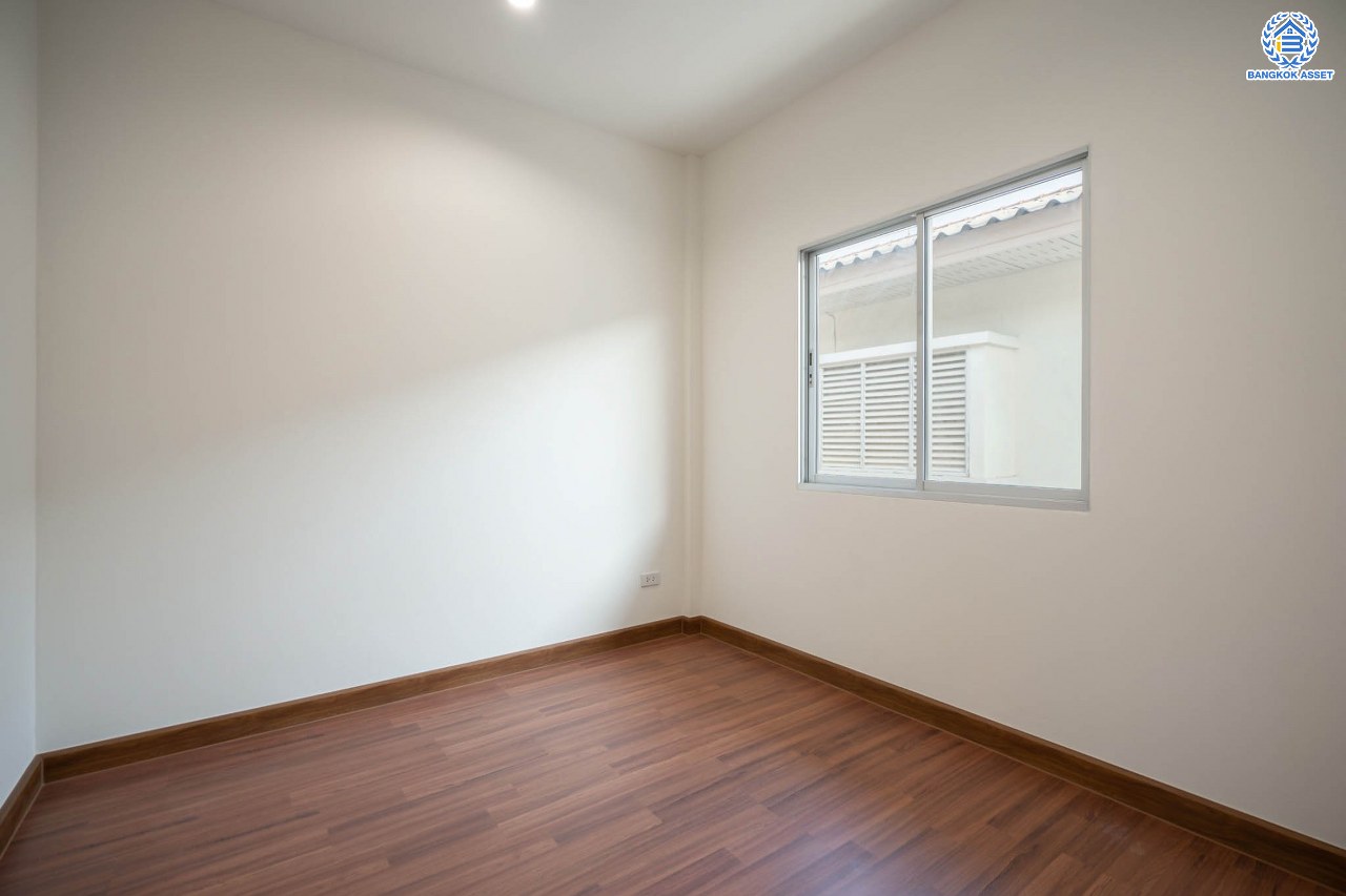 บ้านมือสองตกแต่งใหม่ แบรนด์ Property Perfect ม.เดอะวิลล่า ราชพฤกษ์-ท่าอิฐ ทาวน์เฮ้าส์ เนื้อที่ 18 ตร.ว. ฟังก์ชัน 3 ห้องนอน 2 ห้องน้ำ 1 ที่จอดรถ บนทำเลเชื่อมต่อทั้งถนนรัตนาธิเบศร์ และถนนราชพฤกษ์ และเพียง 10 นาทีถึงรถไฟฟ้า "สถานีบางรักน้อยท่าอิฐ"